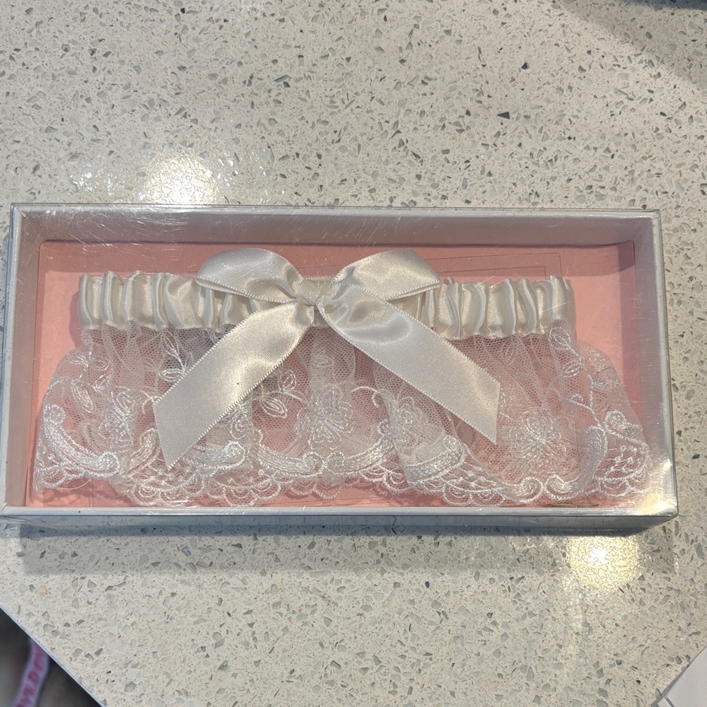 Elegant Cream Lace Garter